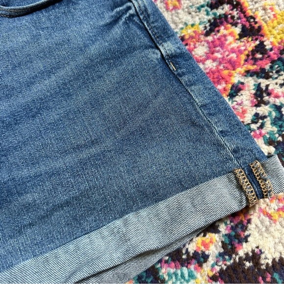 Old Navy High Rise OG Straight Cuffed Jean Shorts Size 12 Womens Blue - Picture 4 of 4
